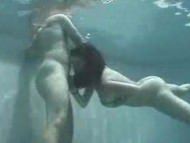 Nastolatka spuszcza go pod wodą