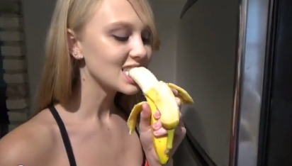 Młoda ćwiczyła najpierw na bananie